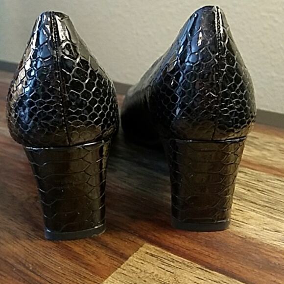 Stuart Weitzman 6.5 Narrow Patent Heels - Picture 4 of 8